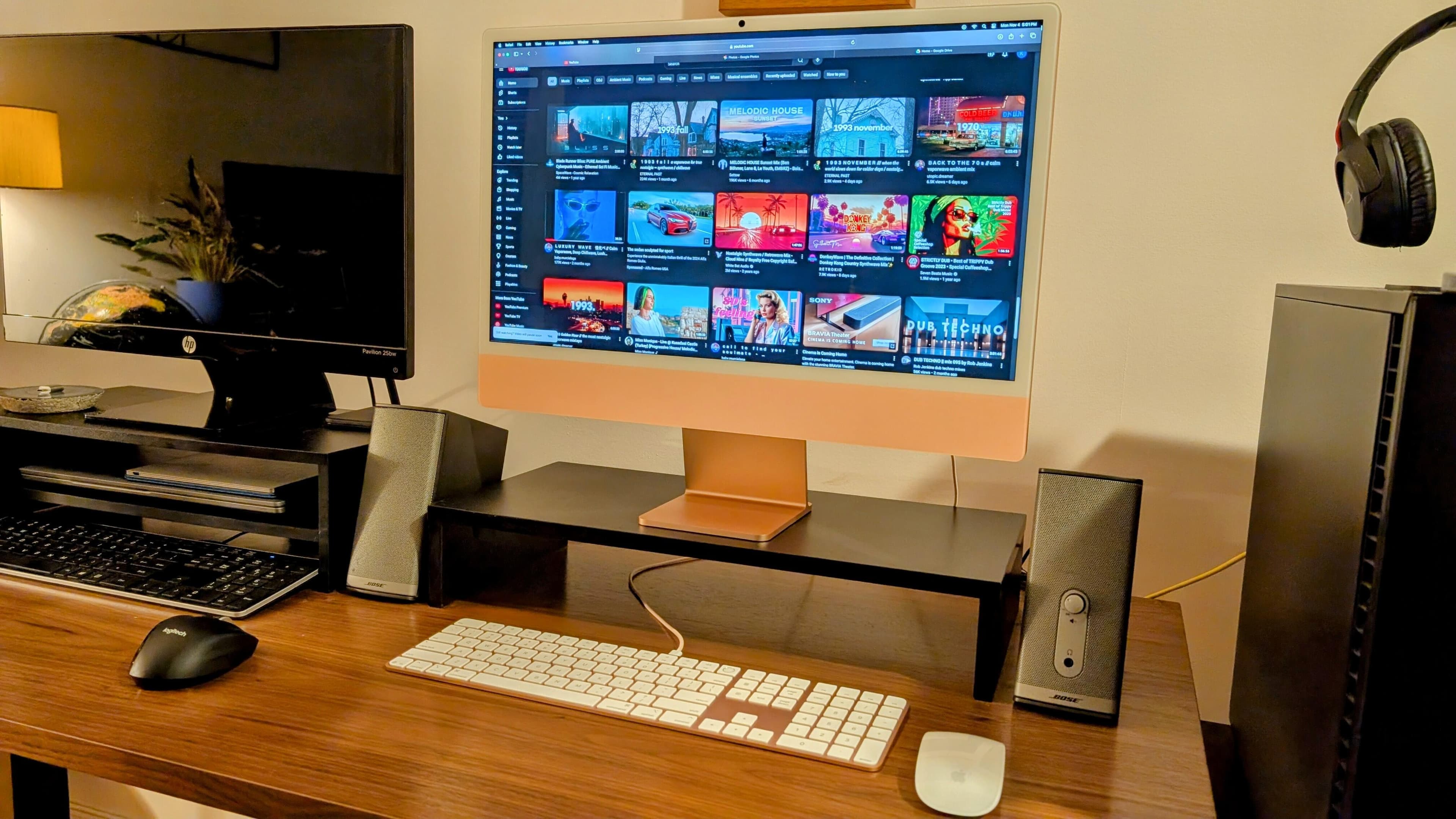 جهاز Apple iMac M4 باللون الفضي على مكتب عمل احترافي