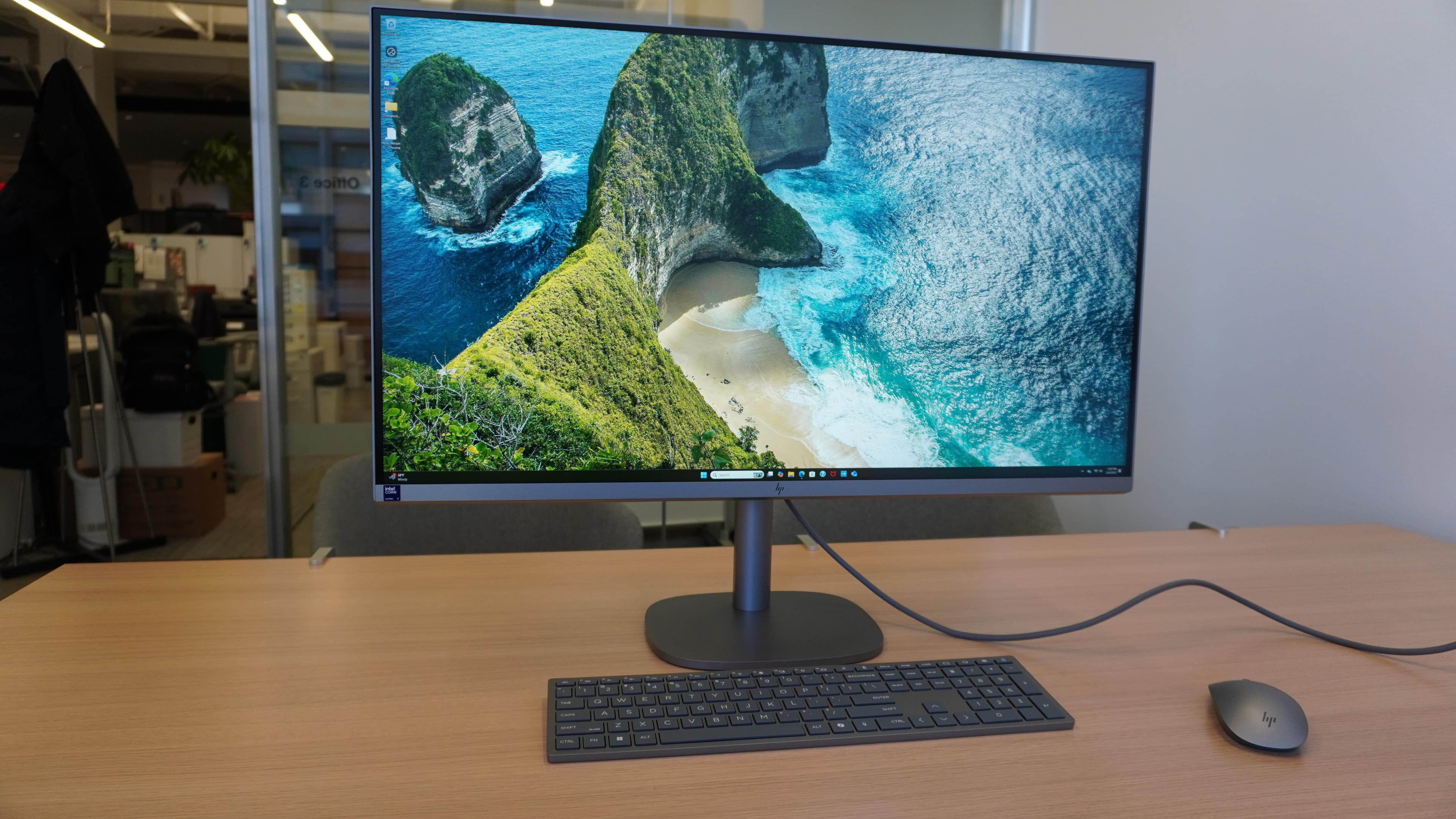 جهاز Dell 24 All-in-One على مكتب منزلي مع لوحة مفاتيح لاسلكية