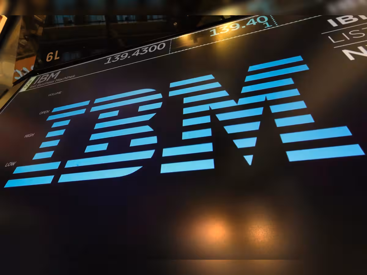 سهم IBM يتراجع 17% بعد تحويل العملاء ميزانياتهم نحو البنية التحتية للذكاء الاصطناعي