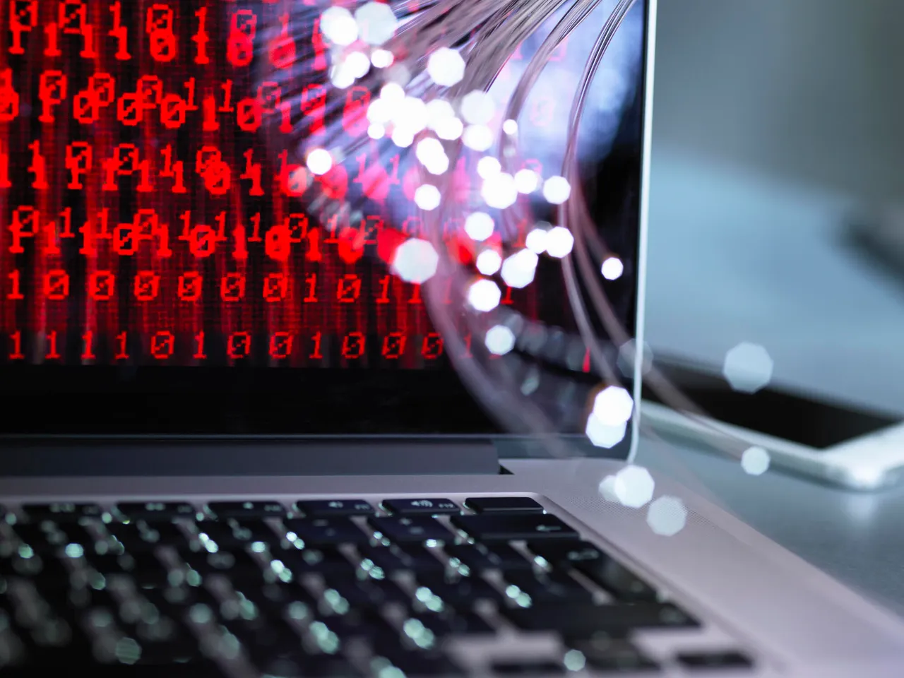 رسم توضيحي يوضح مراحل هجوم برمجية infostealer على نظام macOS من التحميل إلى سرقة البيانات