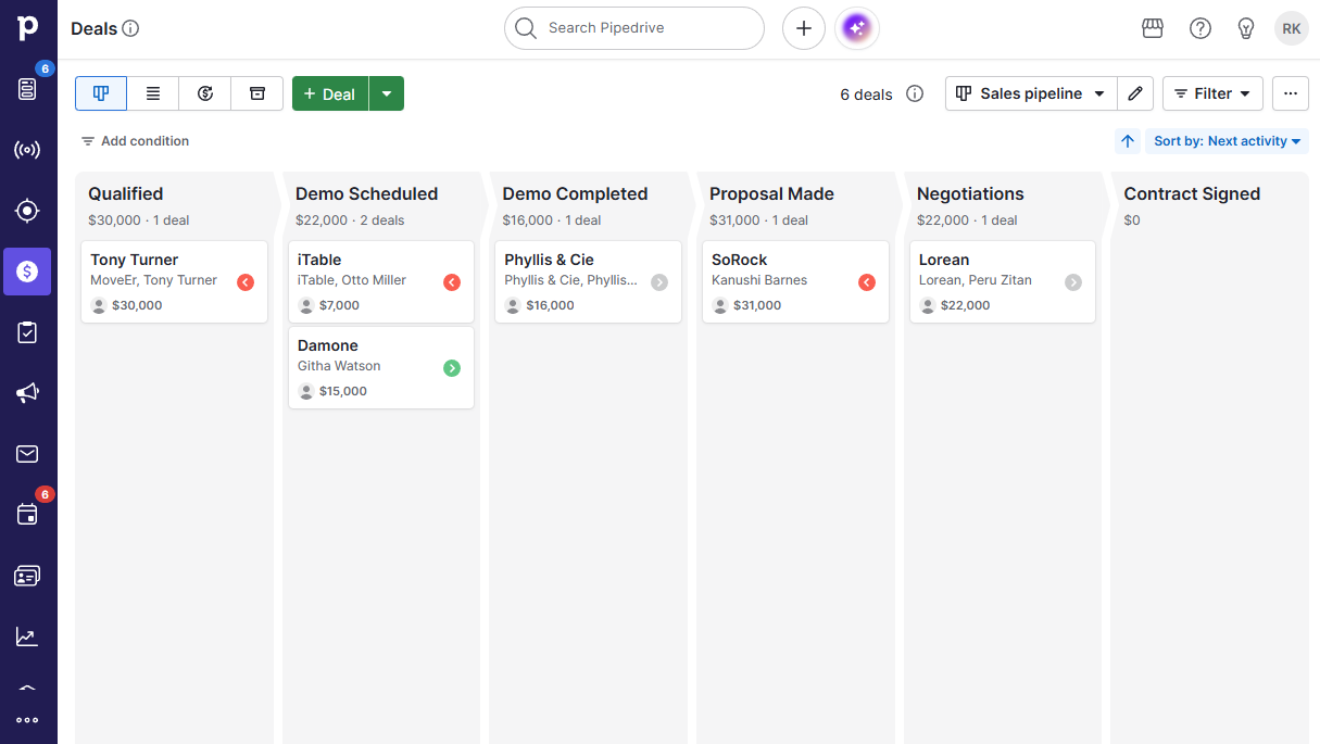 وكيل عقاري يستخدم تطبيق CRM على الهاتف المحمول أثناء التنقل