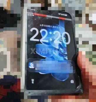 لقطة مقربة لهاتف Xiaomi Mix Fold 5 مطوياً تُظهر الشاشة الخارجية والكاميرا الخلفية