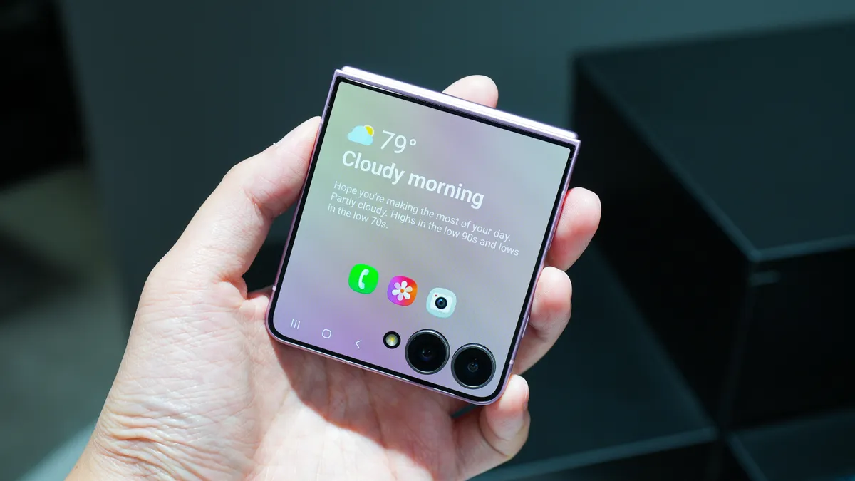 Galaxy Z Fold 8 أم Z Flip 8؟ مقارنة شاملة لاختيار الهاتف القابل للطي المناسب لعملك