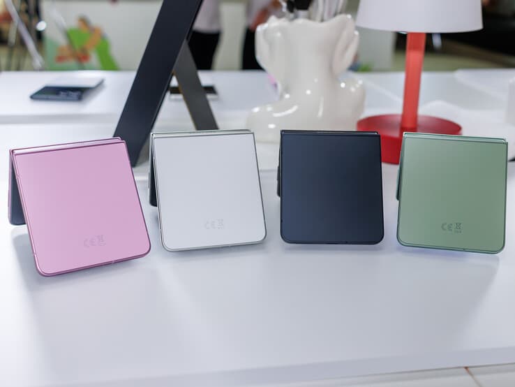 هاتف Galaxy Z Flip8 مطوي يُظهر شاشة الغطاء FlexWindow بمقاس 4.1 بوصة