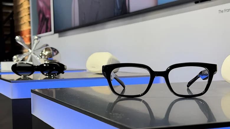 نظارات سامسونج الذكية 2025: بطارية 9 ساعات ومعالج Snapdragon AR1 بدون شاشة