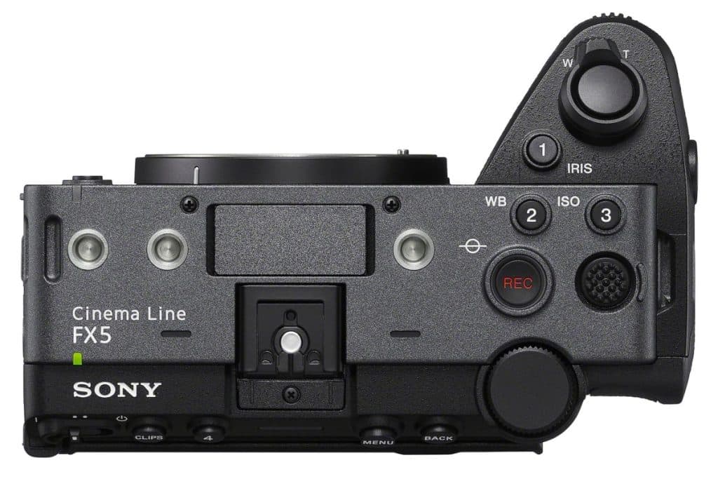 عرض تفصيلي لمنافذ كاميرا Sony FX5 ومقبض XLR-H2 الاختياري