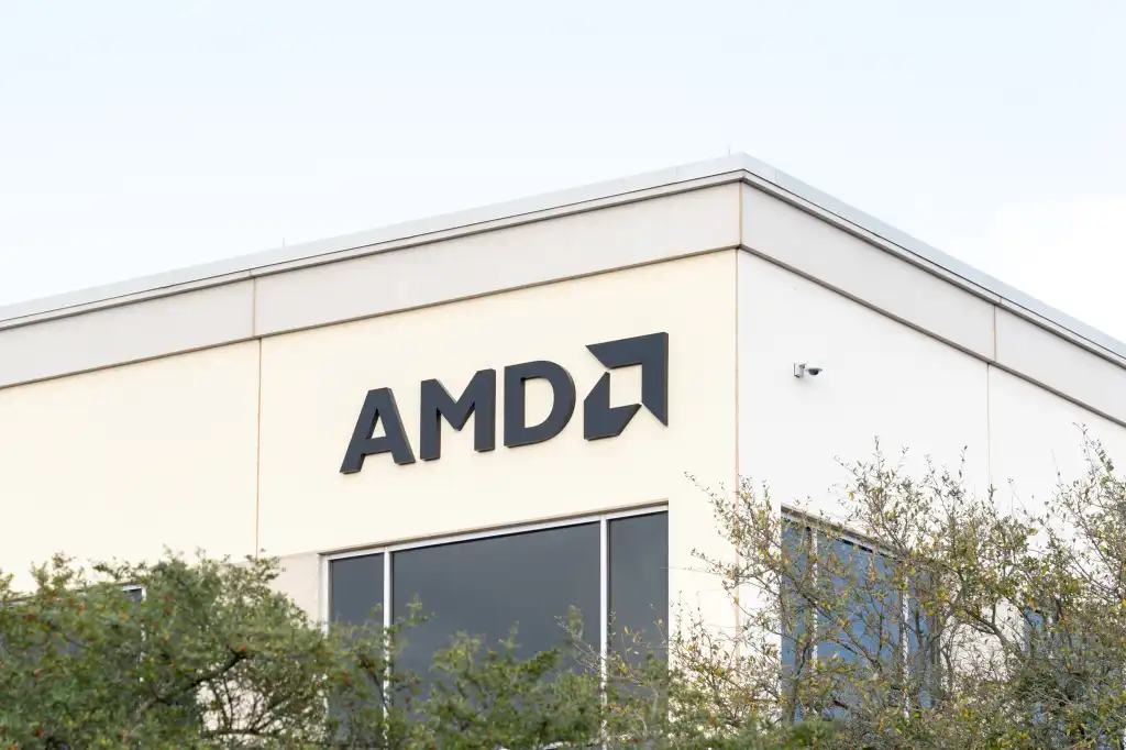 AMD تكشف عن منصة Helios ومعالج MI455X لمنافسة Nvidia في مراكز البيانات