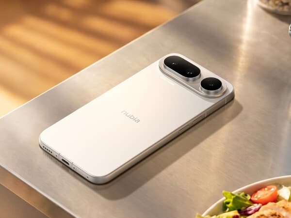 الجهة الخلفية لهاتف Nubia NaviX Ultra تُظهر منظومة الكاميرات الثلاثية