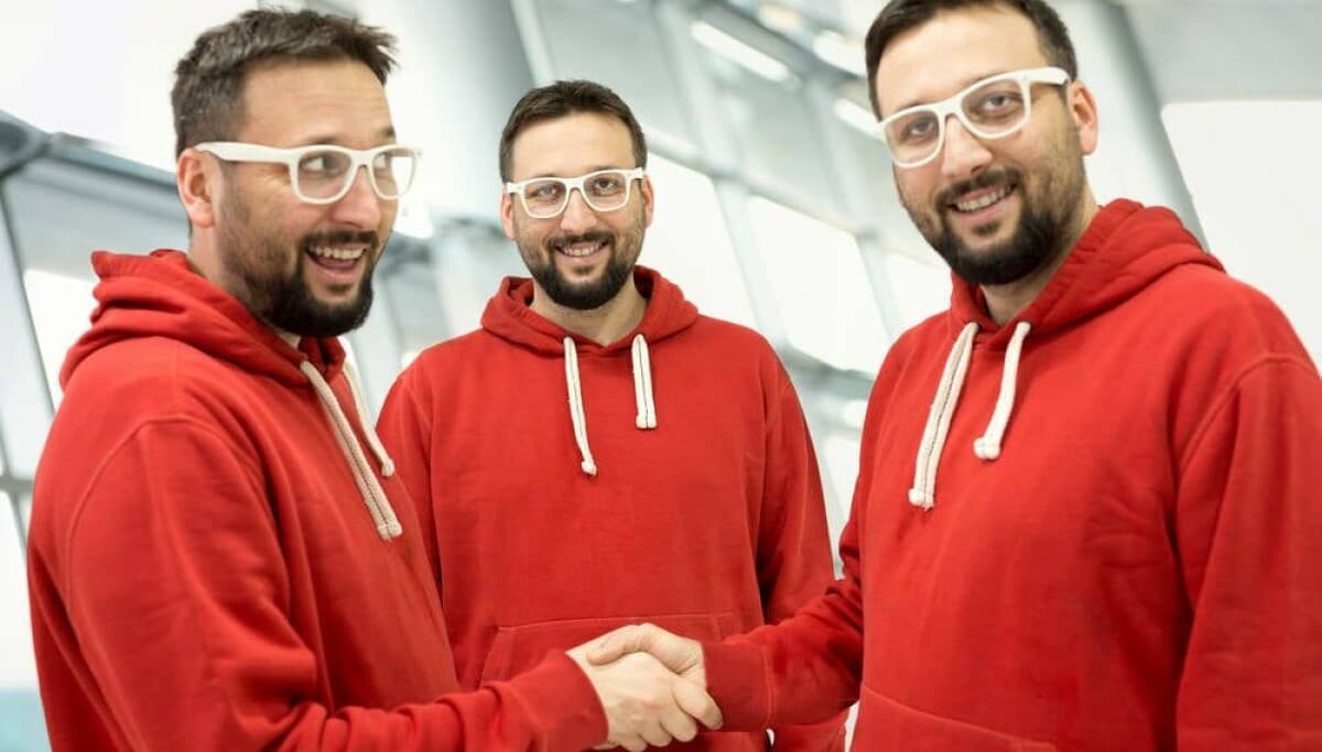 نماذج ذكاء اصطناعي صينية تنتحل هوية Claude في الاختبارات: ماذا يعني ذلك لأمن النماذج؟