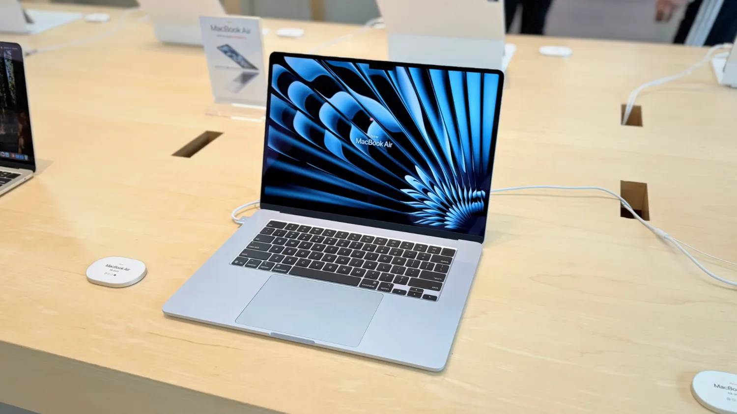 أزمة شرائح الذاكرة تُربك سلاسل توريد MacBook Air.. والذكاء الاصطناعي المتهم الأول